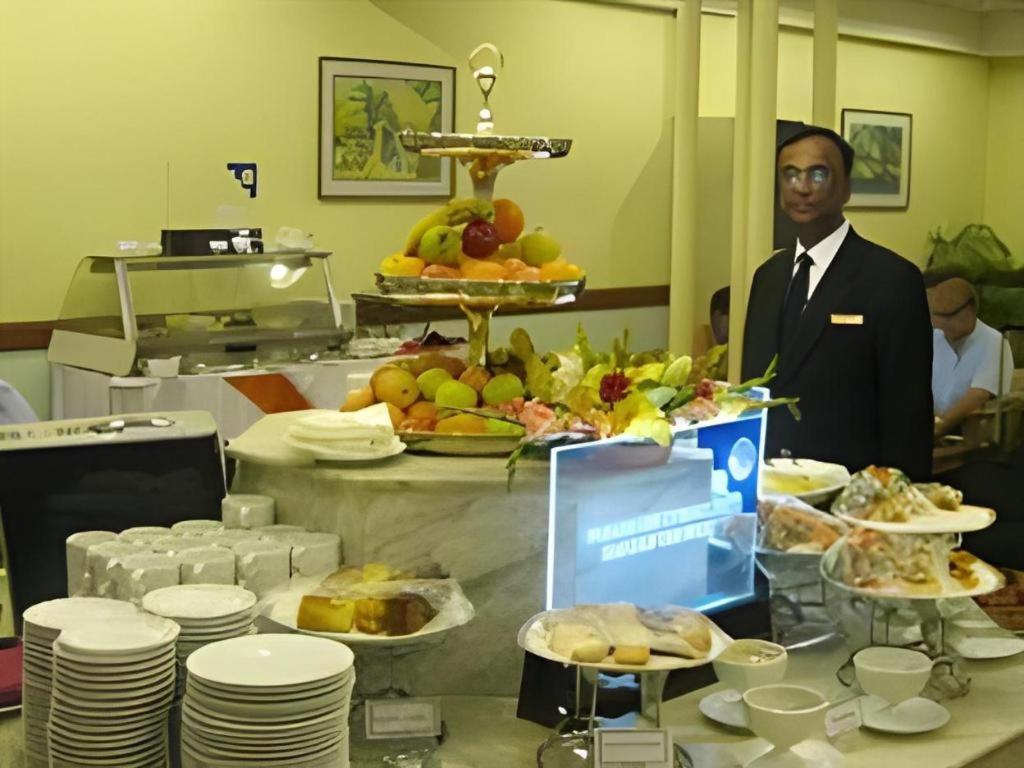 Hotel Ruposhi Bangla Дакка Экстерьер фото