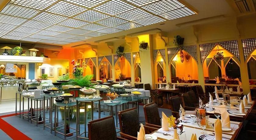 Hotel Ruposhi Bangla Дакка Экстерьер фото