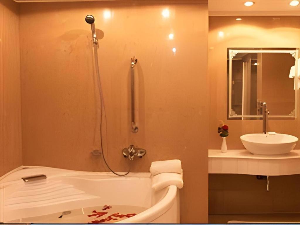 Hotel Ruposhi Bangla Дакка Экстерьер фото